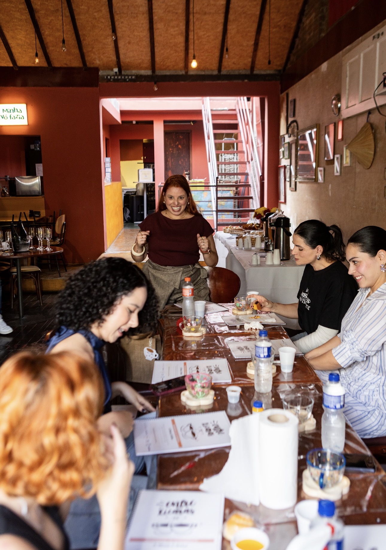 Participantes do Entre Xícaras reunidas para um brinde